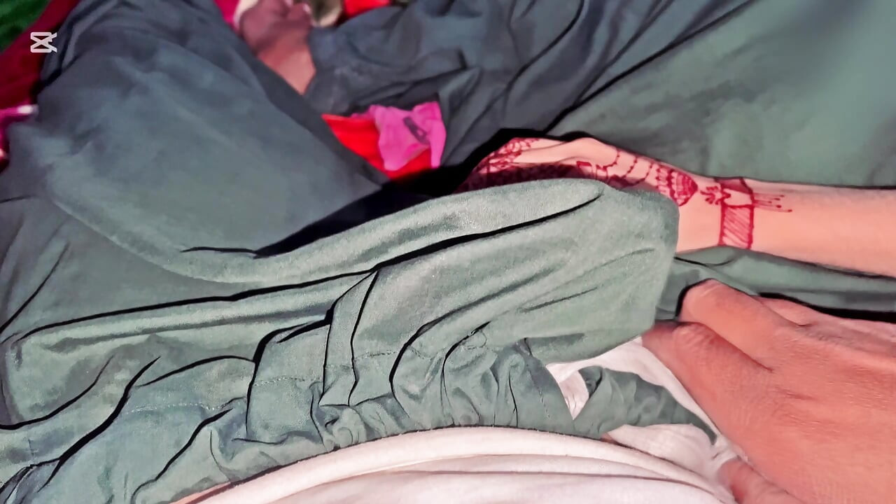 أخت غير شقيقة تشاهد مقاطع فيديو إباحية مع الأخ الأكبر ، عائلة مسلمة