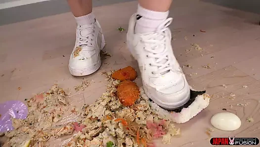 Hinami Ishikawa verspieltes Food Crush: Turnschuhe & Socken erfreuen sich