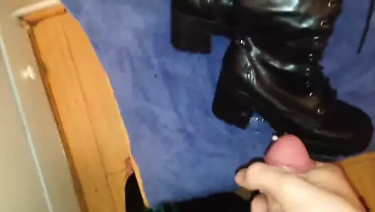 Boots3 üzerinde Cum (bootlker)
