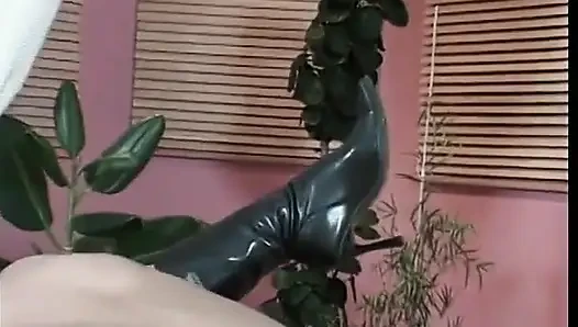 Azgın adam sakso çektikten sonra seksi sarışını kanepede sert sikiyor