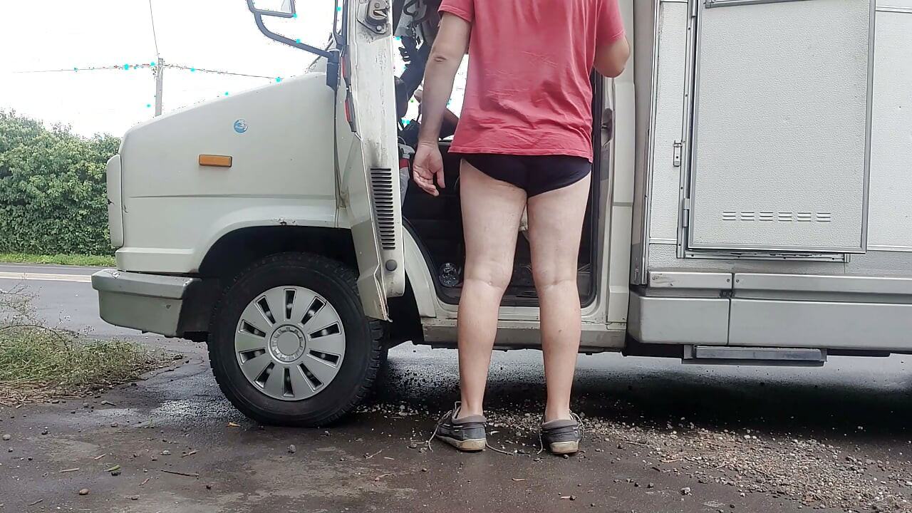 Svlačim se blizu ceste