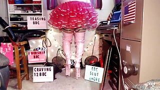穿着粉色 tutu 和 9 英寸大黑屌荡妇平台高跟鞋的慢 QOS 娘娘腔内裤脱衣舞。