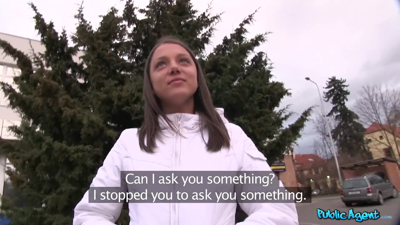 PublicAgent - 身材紧致娇小的年轻大学女郎在酒店房间里体验她的第一次大鸡巴