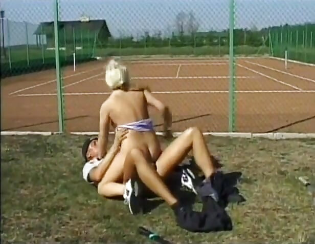 Apertada prostituta no campo de futebol