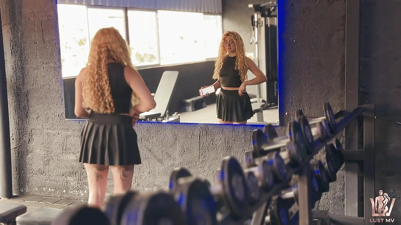 אני פוגש את השכנה שלי בחדר הכושר. בסוף הגענו לביתה, היא עשתה סקווירט גדול עם הזין שלי בתחת שלה