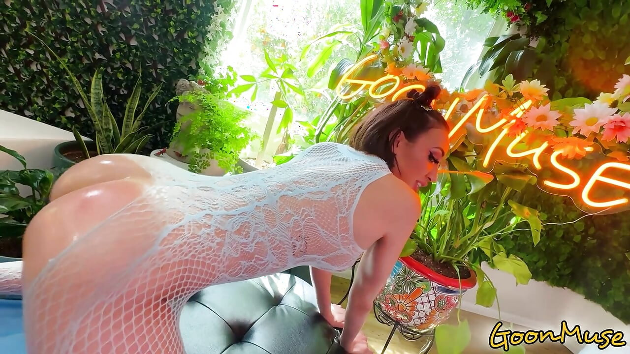Blaire Johnson écarte les cuisses pour se faire défoncer la chatte