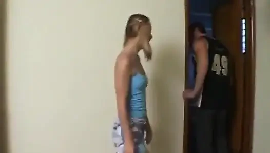 Dünnes blondes schätzchen wird gefingert und hart gefickt