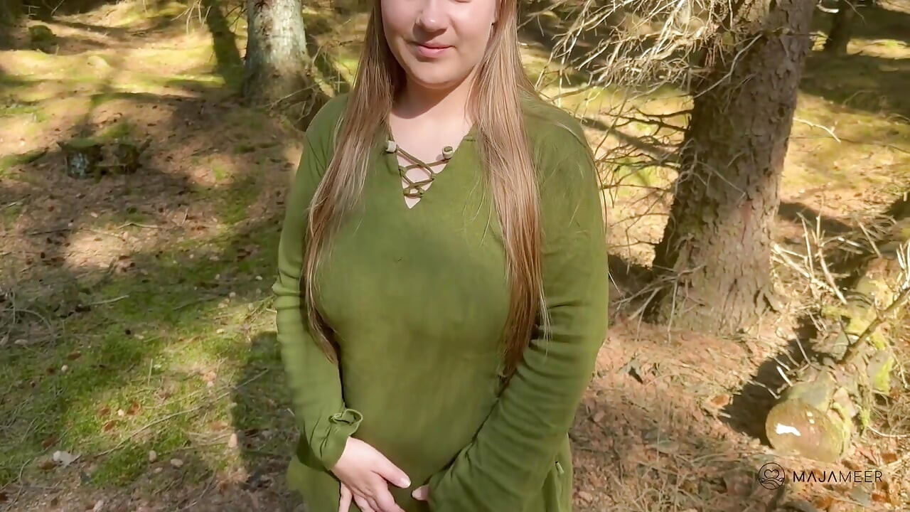 Fuktig snabbis i skogen med heta närbilder