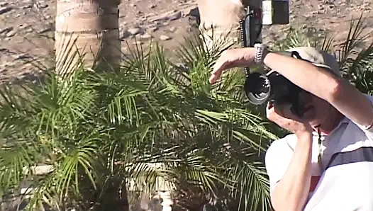 Lesbian eropa yang menakjubkan di threesome luar ruangan yang luar biasa