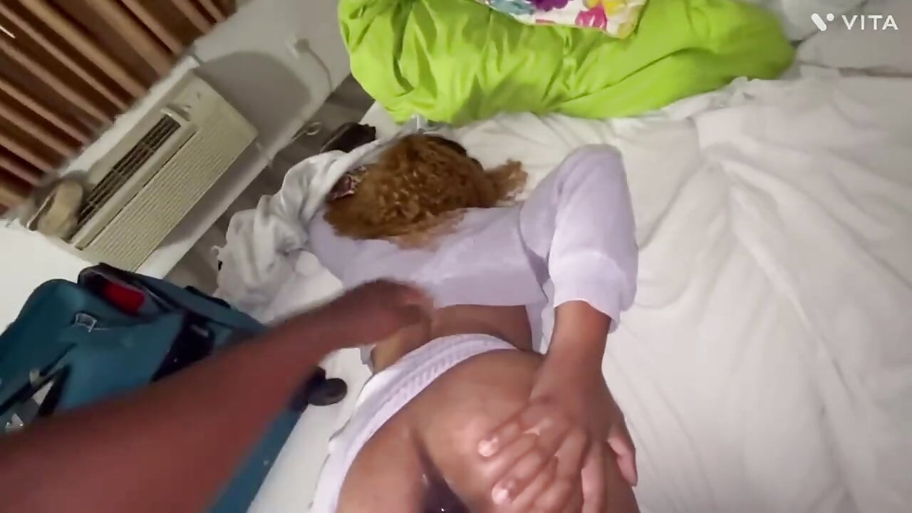 Hete meid wil haar verwarming repareren, maar eindigt met een Jamaicaanse lul in de dikke kont
