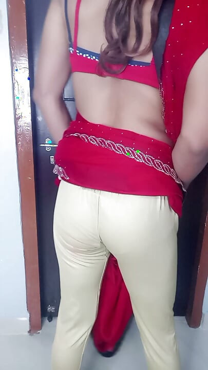 Indianca fierbinte, mamă vitregă, purtând sutien roșu sexy și sari de satin