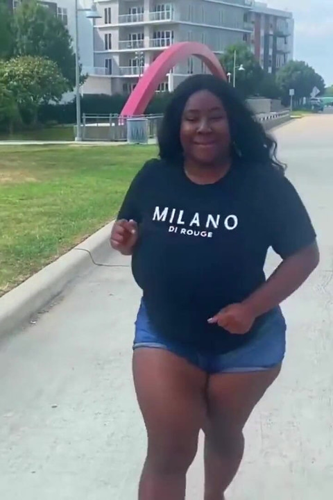 Pantat besar melantun gila pada batang