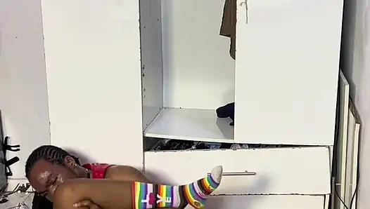 Ebenholz-bBW schüttelt ihren dicken arsch auf seinem schwarzen schwanz