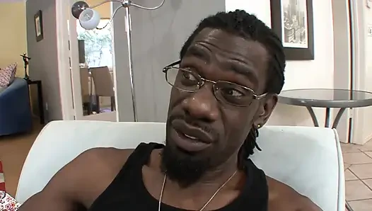 Junge brünette isst einen riesigen schwarzen schwanz