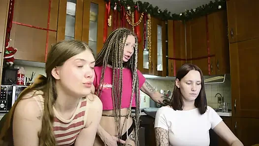 dieses perverse trio fickte den mund ihrer freundin hart und hatte mehr spaß