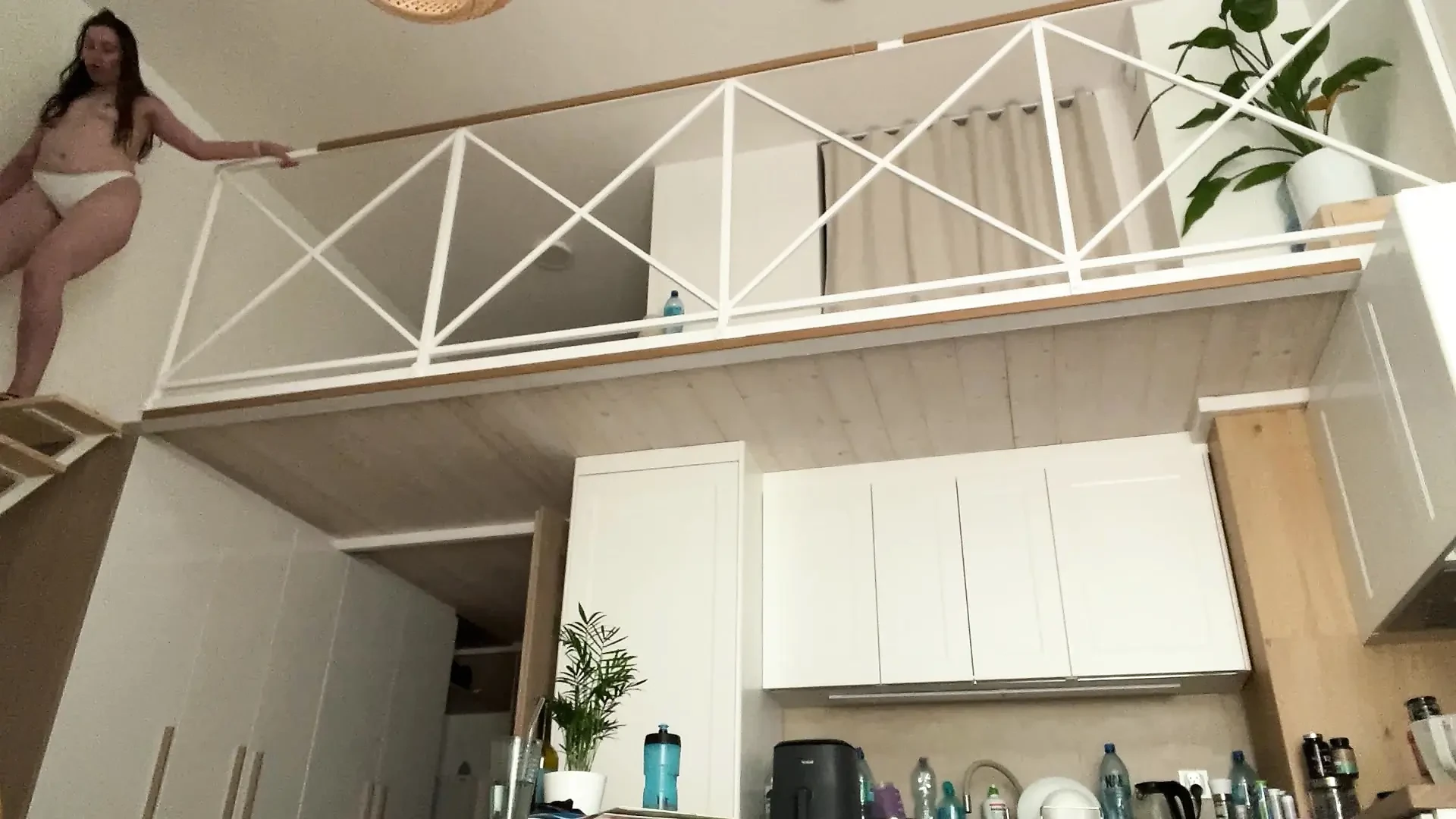Aku suka pakai celana dalam thong di rumah