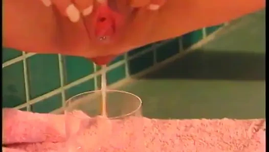 Cewek sange ini suka banget lubang sempitnya didobel penetrasi sama dua kontol besar