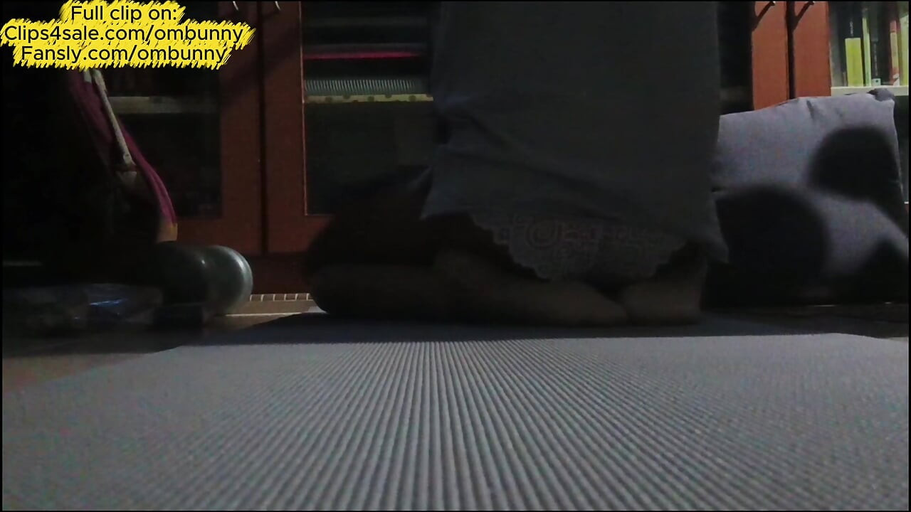Cur de ciocolată în dantelă albă venerând BWC vibrator