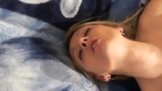 Агнес показывает свое идеальное тело