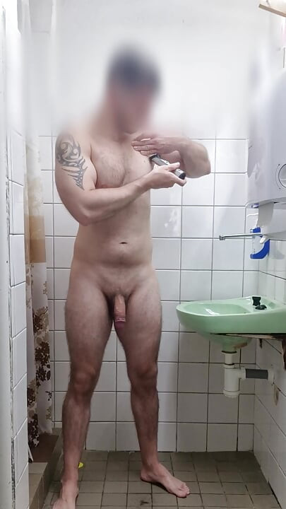 Brijanje prsa i kurca pod tušem