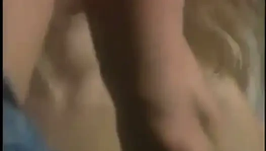 Blondine mit rasierter muschi von muskulösem hengst auf Couch indoors in der Nacht gefickt