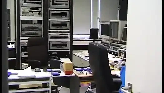 Brünette retro-schlampe mit kleinen titten gibt einen angenehmen blowjob