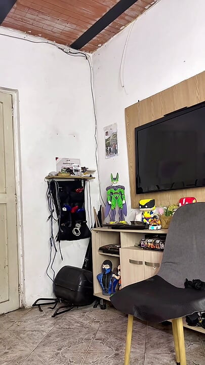 Зріла в нижній білизні з молодим чоловіком трахає її з купою молока на четвереньках. Цицькаста жінка смокче його дупу.