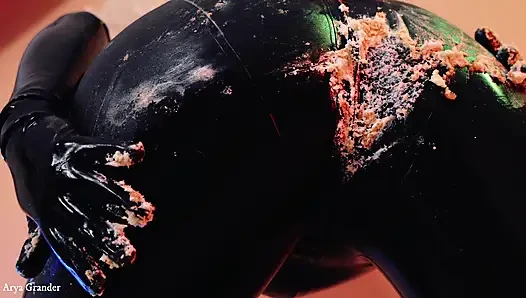 Сексуальное латекс-фетиш видео с тортом на день рождения, Splosh!