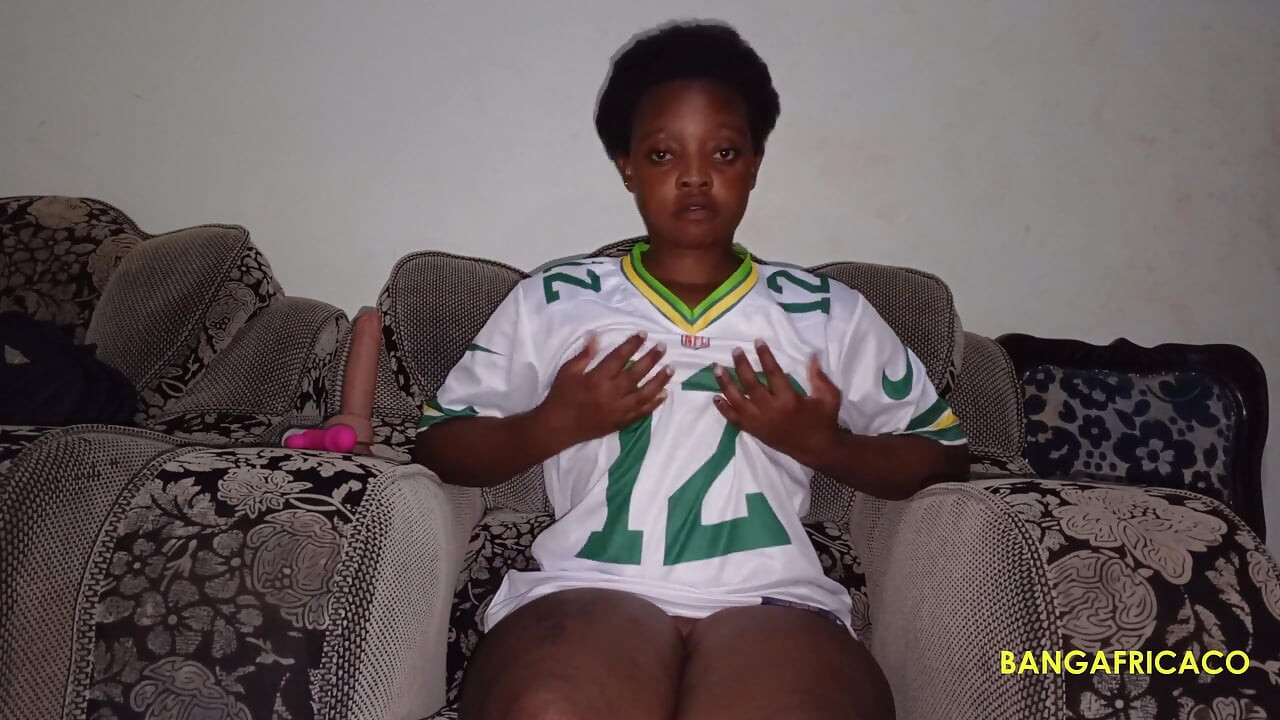 Rabuda africana menina agradando a si mesma