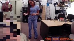 Enfermeira amadora gostosa usa óculos sedutores durante o boquete quente