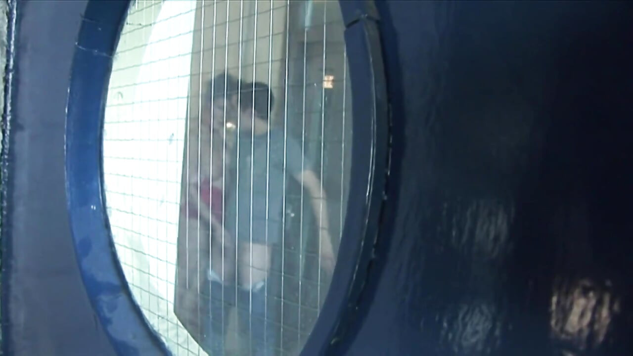 Grande porra para menina sendo recheada em todos os sentidos