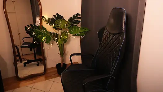 Sie lutscht einen dildo mit ihren weichen lippen