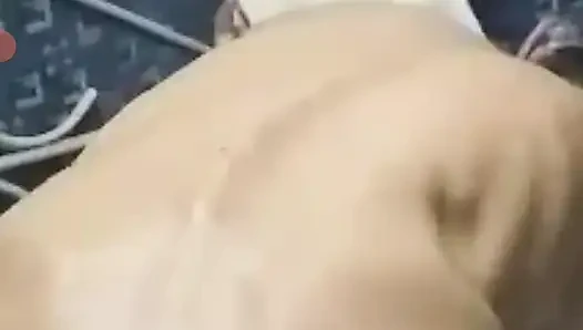 Götlü götlü sikimi misyoner pozisyonunda sıkıyor ve amına sert sikişiyor ve bakire olduğunu söyledi çok sıkı hissediyor