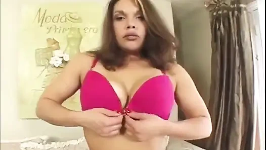 Büyük kalın büyük zenci yarağı meraklı büyük memeli esmer orta yaşlı seksi kadını sikiyor