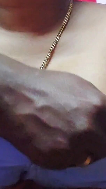 विवाहित महिला अपने प्रेमी को होटल ले जाती है । क्लिप 1