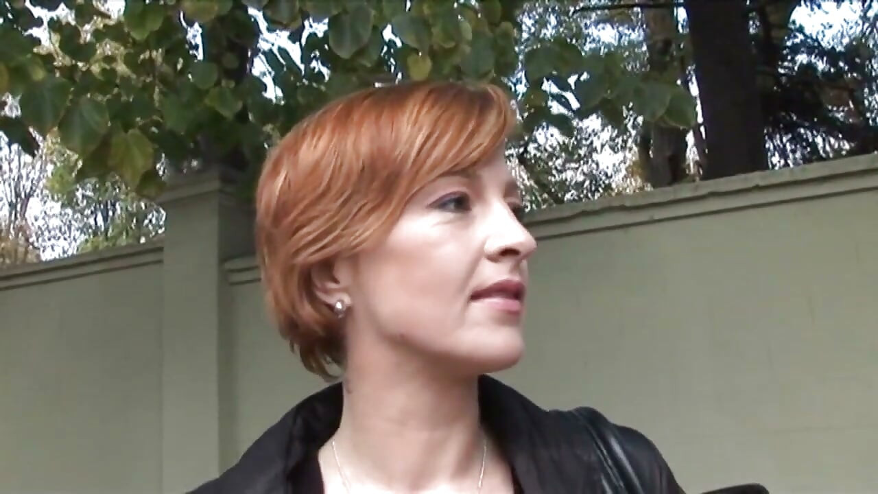 Matură sexy roșcată se bucură de o sesiune de sex epic