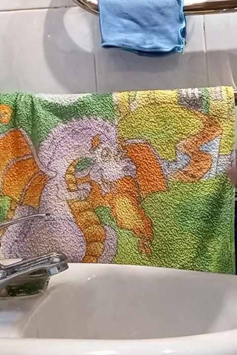 バスルームで、女の子が私のチンコを手伝ってくれました