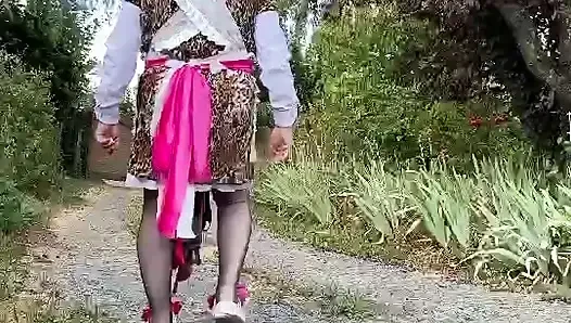 Küçük leopar elbiseli bahçıvanın kıyafetleri içinde çişle sırılsıklam