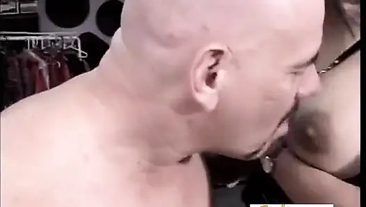 Сначала он трахает меня, затем я использую страпон и трахаю его