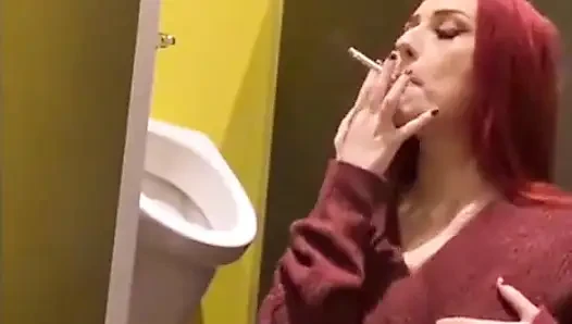 Merokok di Urinoir