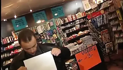 Erotik dükkanda çalışan kız sikimi emiyor