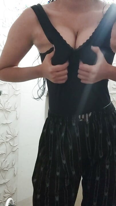 Desi Indian Nidhi Bhabhi masturbación casera — Audio en hindi, amateur real