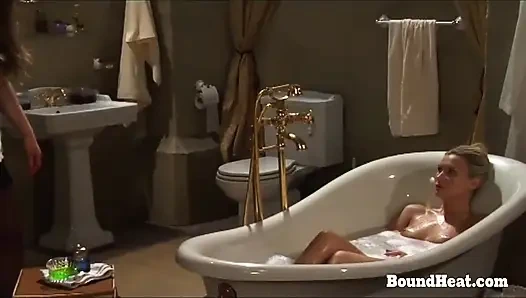 Nackte lesbische madame nimmt ein bad und bekommt orgasmus von sub-zimmermädchen