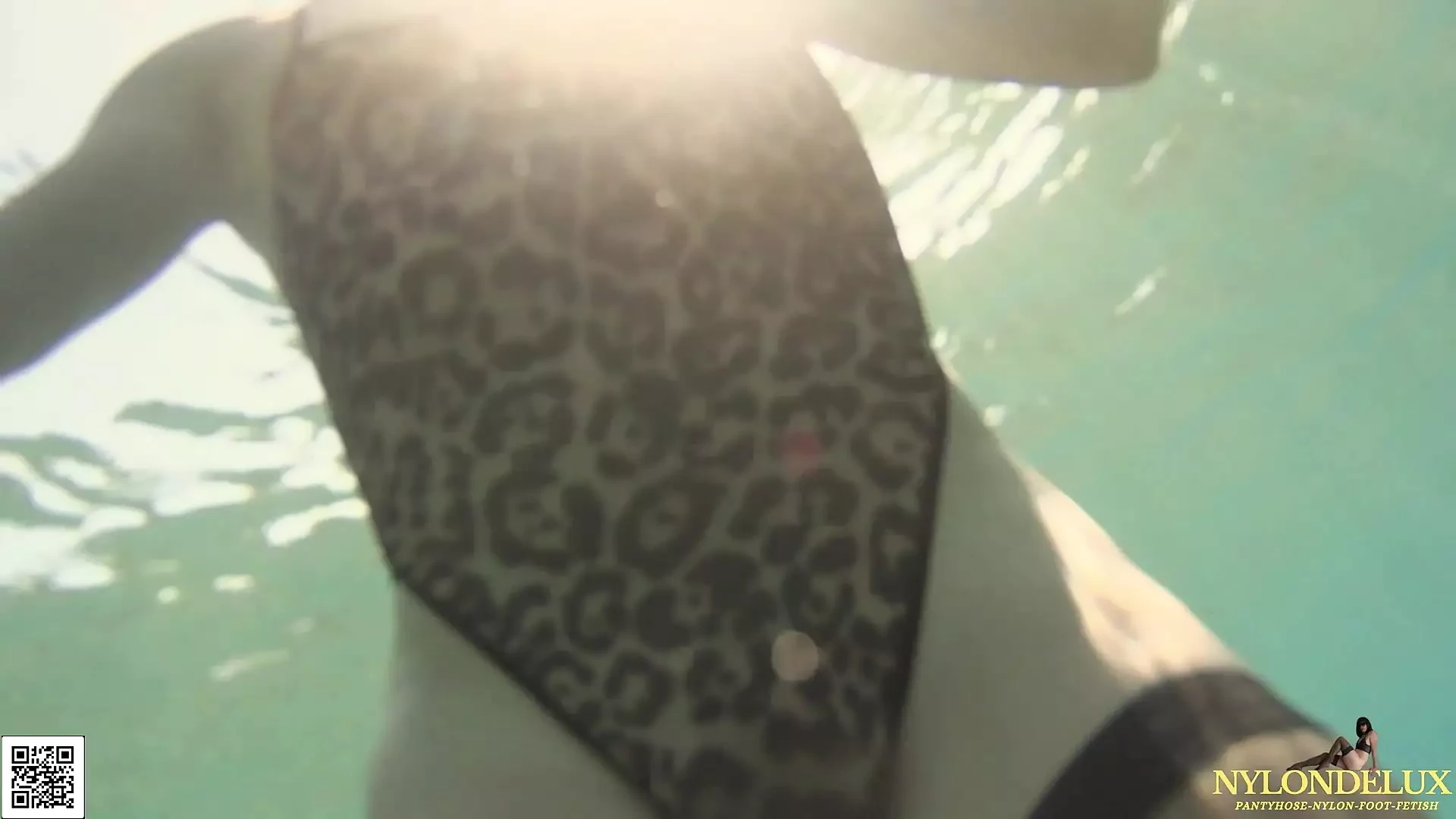 Bodysuit dan stoking menggoda di bawah laut