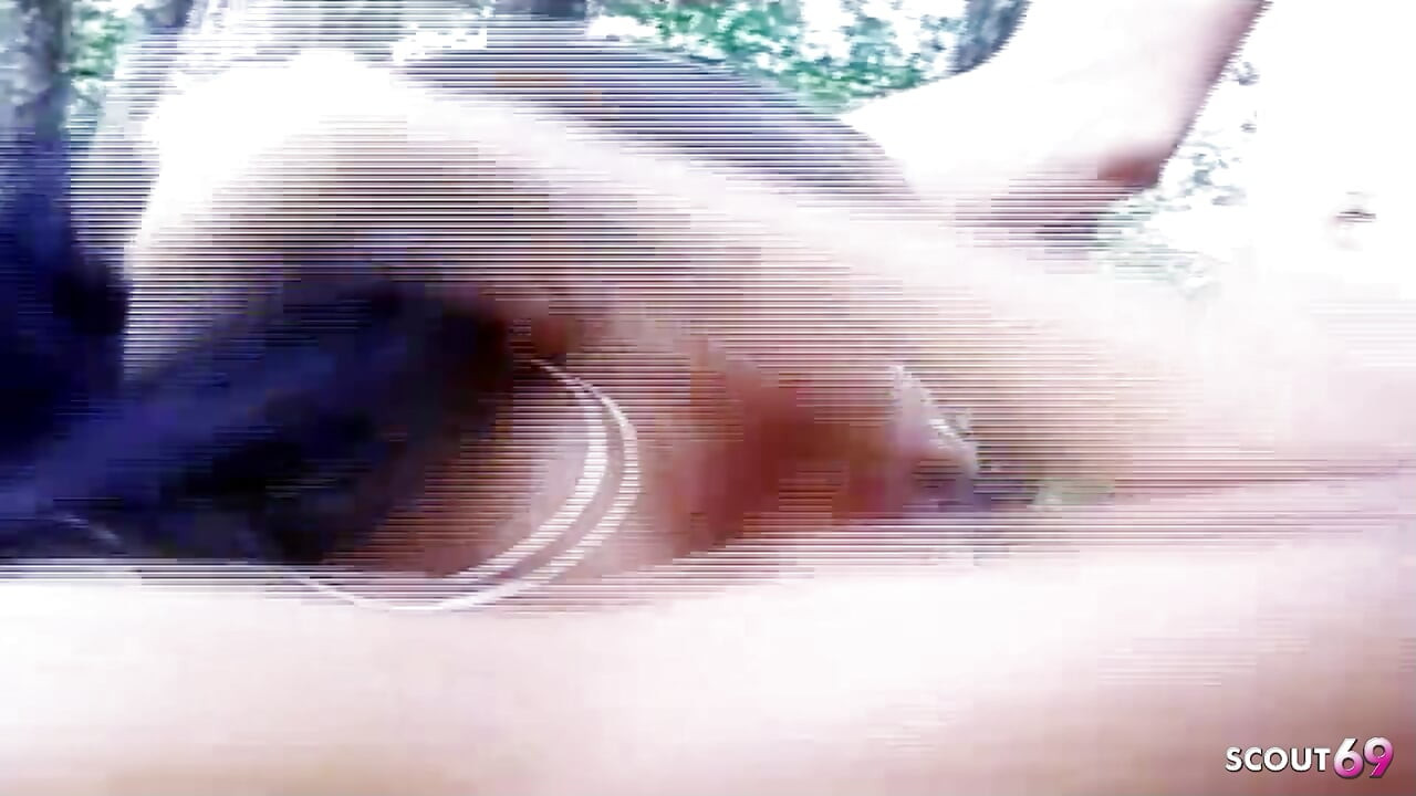 Ladyboy latin dengan kontol tebal dientot anal di luar ruangan oleh cowok-cowok