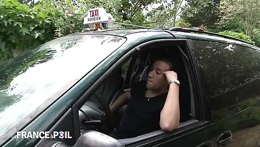 Kısa saçlı büyük memeli kadın taksi şoförünün stresi azaltmaya yardımcı oluyor