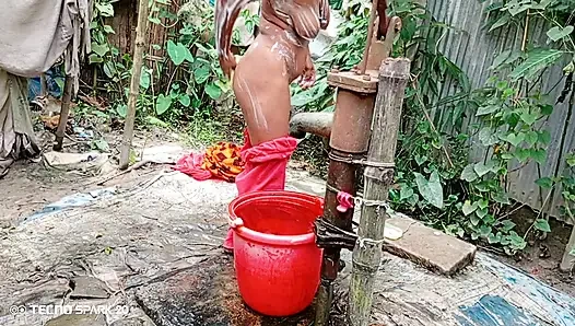 Pemandian Luar Ruangan yang Menyegarkan di lapangan terbuka