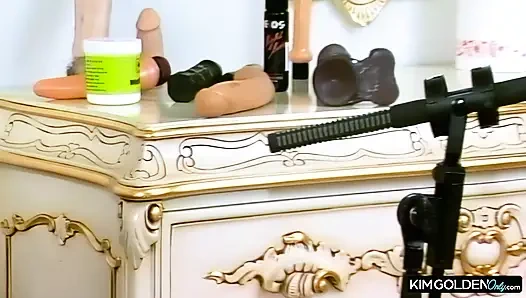 Blonde Schoenheit in Rot masturbiert leidenschaftlich