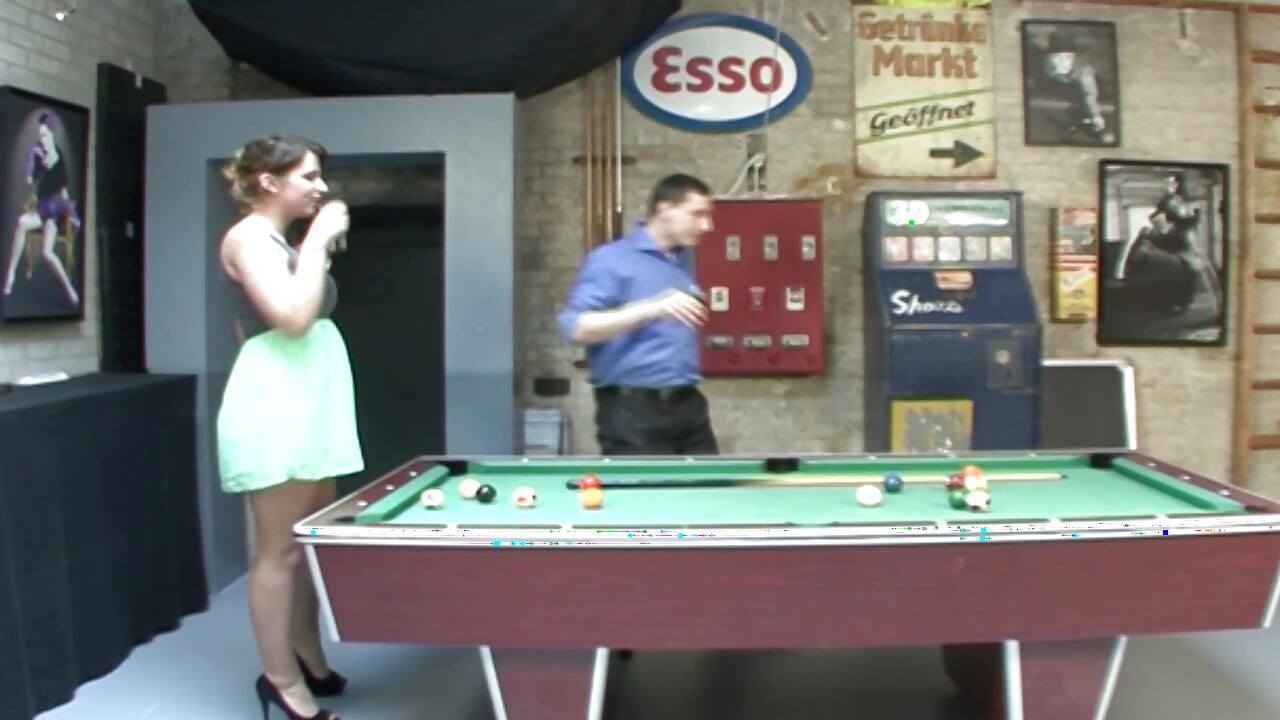 Heißes deutsches schätzchen reitet schwanz auf dem billardtisch