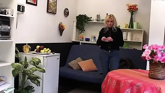 Tante seksi rambut pirang dientot habis-habisan sama timun sampai kontolnya berdenyut